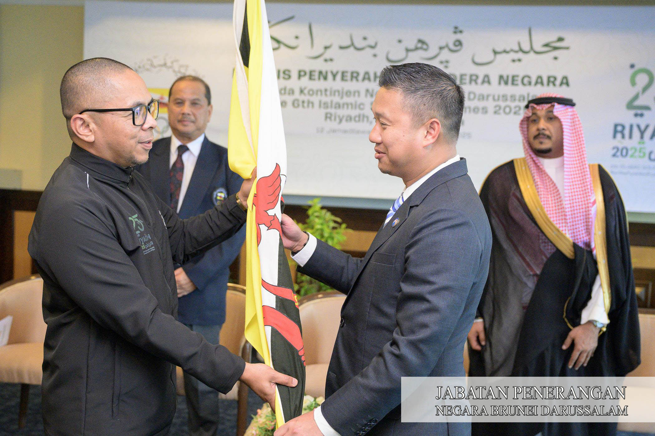 03112025_Penyerahan Bendera ISG_Infofoto (1).jpg