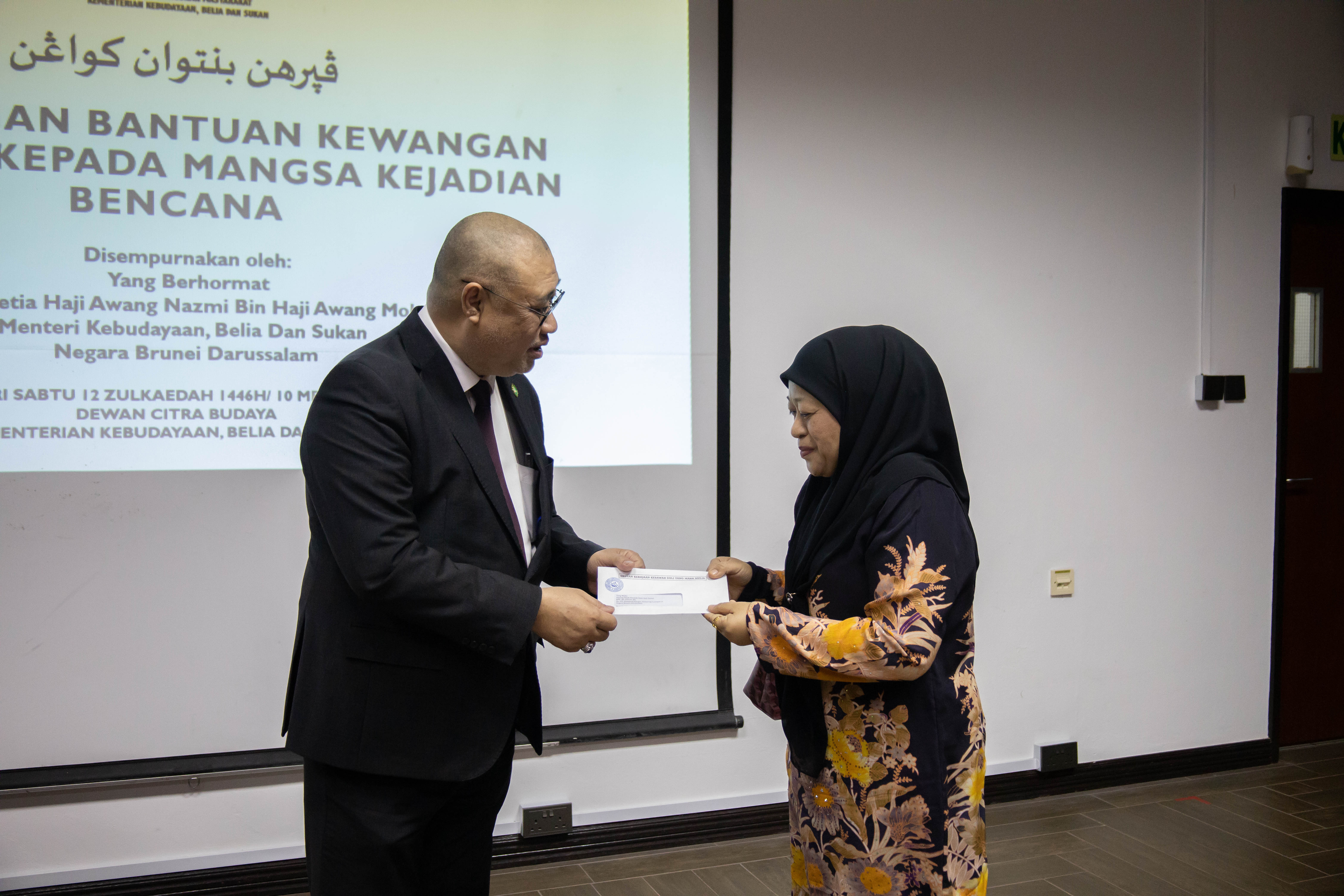 10052025_PENYERAHAN BANTUAN BENCANA (4).jpg