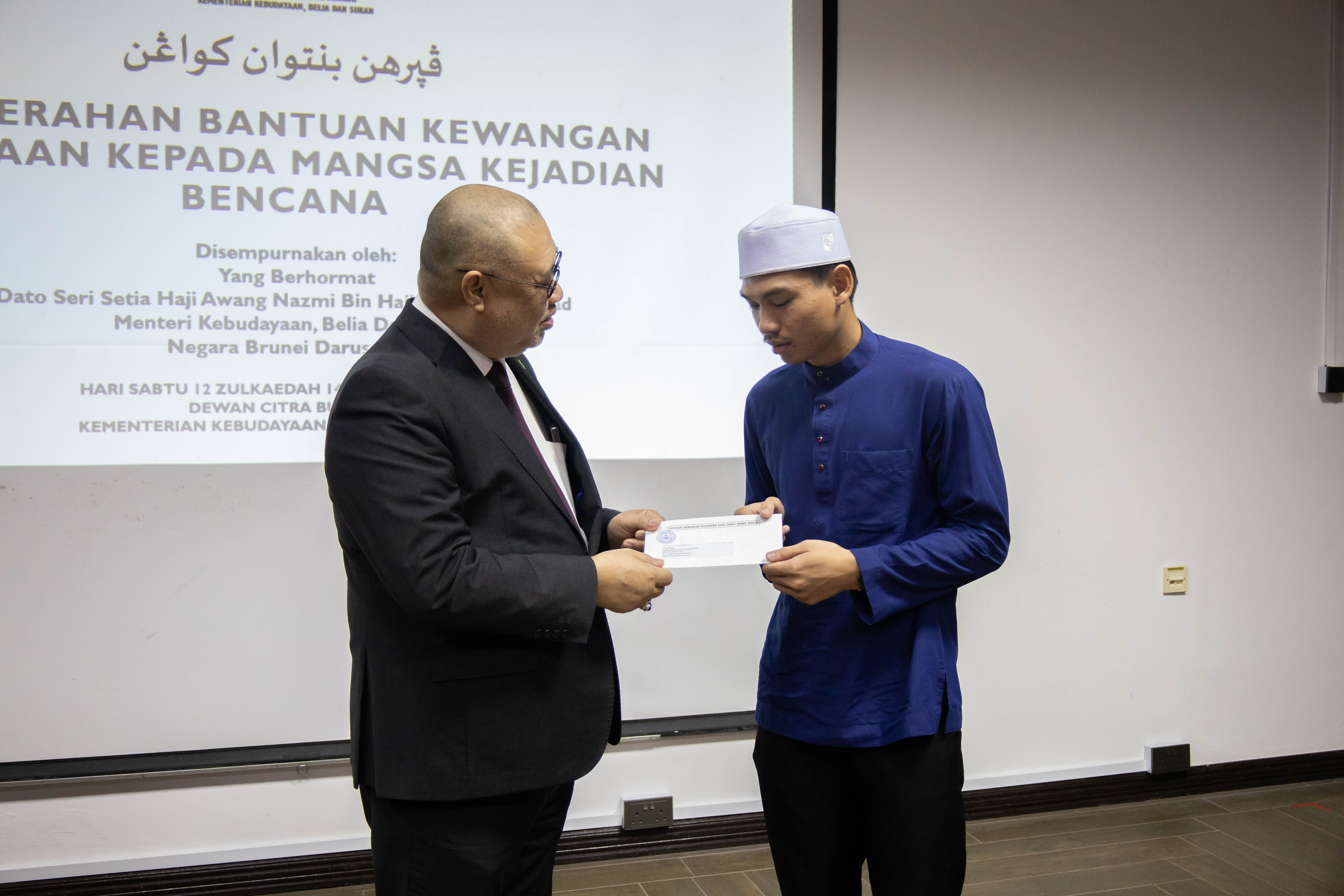 10052025_PENYERAHAN BANTUAN BENCANA (6).jpg